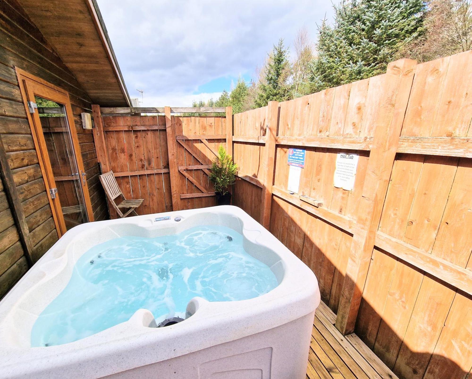 Lomond 5 With Private Hot Tub - Fife - Loch Leven - Lomond Hills - Pet Friendly Villa Kelty Eksteriør bilde