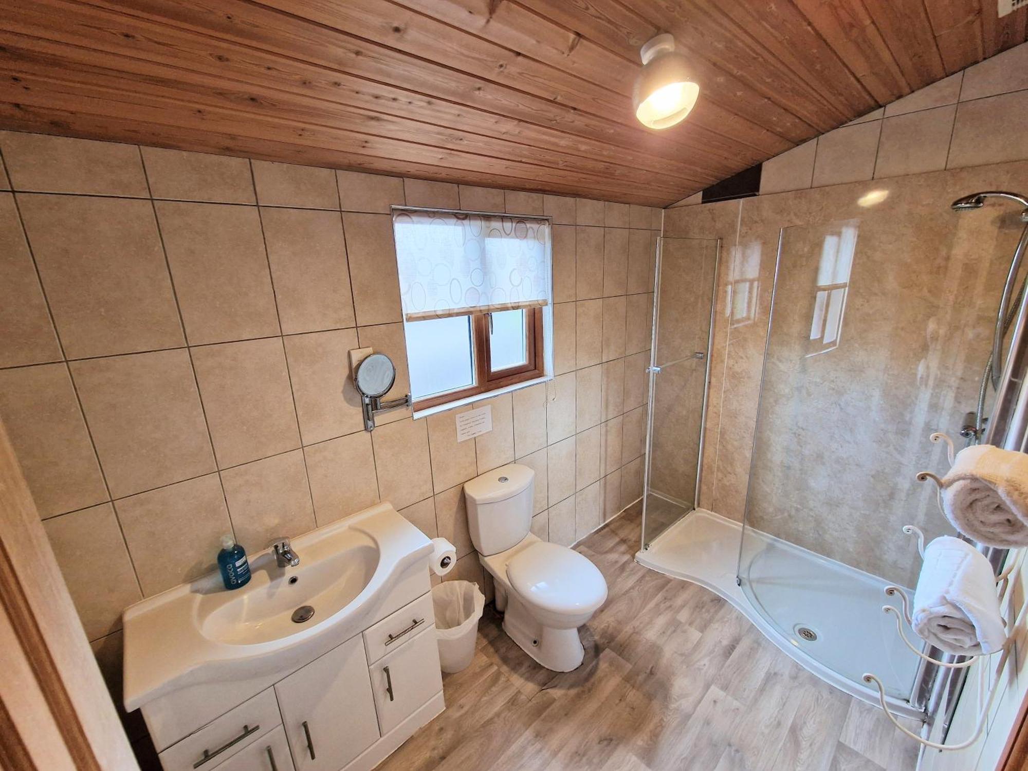 Lomond 5 With Private Hot Tub - Fife - Loch Leven - Lomond Hills - Pet Friendly Villa Kelty Eksteriør bilde
