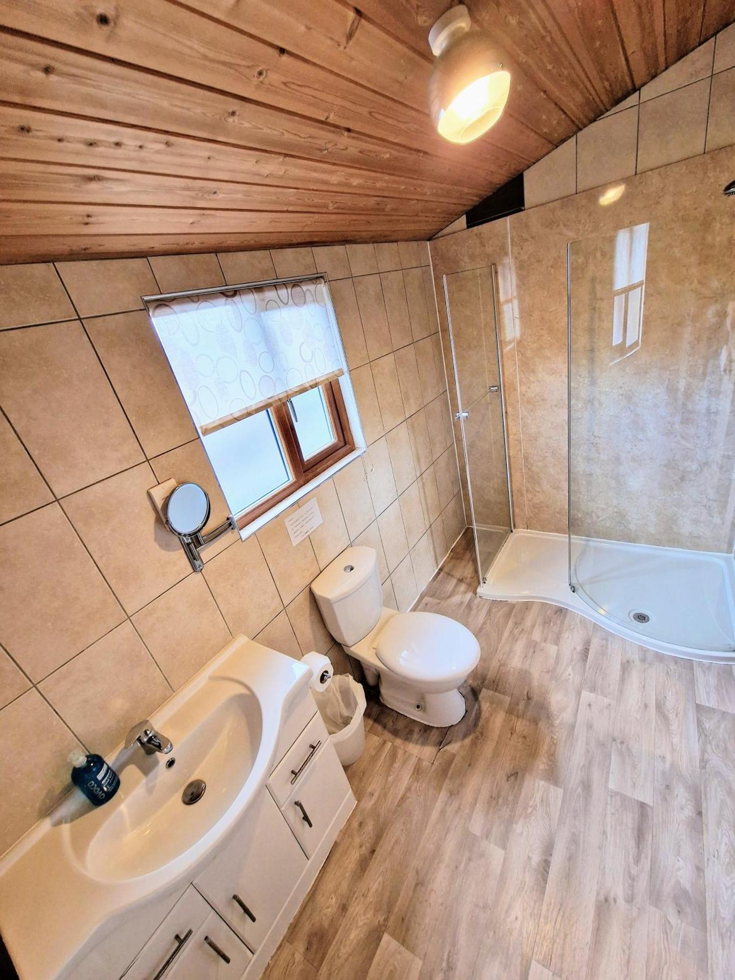 Lomond 5 With Private Hot Tub - Fife - Loch Leven - Lomond Hills - Pet Friendly Villa Kelty Eksteriør bilde